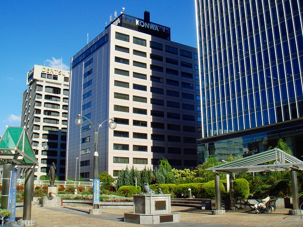 築地万年橋からの風景：右・松竹ビル、中・コンワビル（東京築地活版製造所跡）、左・電通関連企業